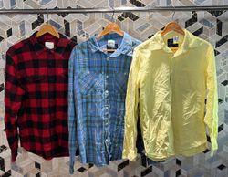 avg-03628 American Eagle button up shirt