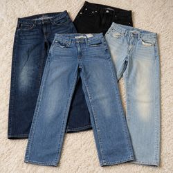 Jean en denim dans plusieurs nuances de bleu et de..
