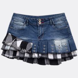 Jupe mini en jean Y2K upcyclée avec volants asymét..