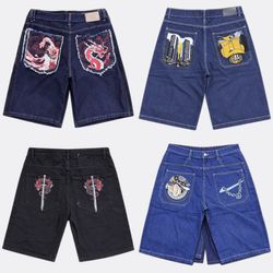 Shorts in denim ricamato con grafica stile hip hop