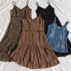 Bundle di abiti e top stampati da donna
