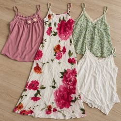 Seleção de Vestidos e Tops Femininos com Estampa F..