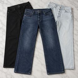 Sélection de jeans en denim dans différentes teint..