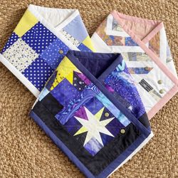 Upgecyclete Patchwork‑Steppkragen mit Knopf-Schals