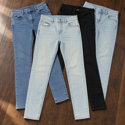 Jean en denim dans différentes teintes de lavage R..