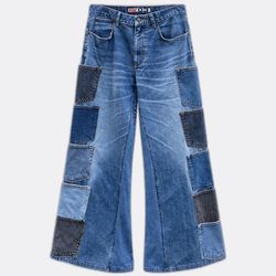 B2F003 Upgecycelte Jeans mit weitem Bein und mehre..