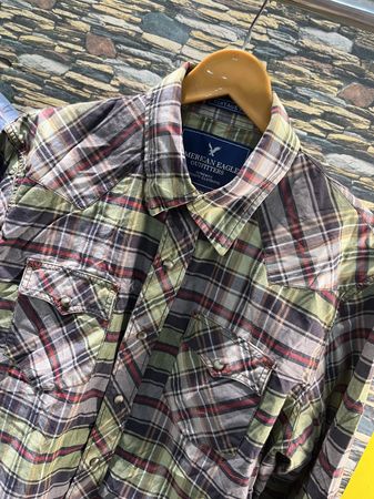 avg-03482 american eagle button up shirt